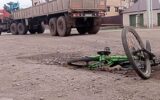 پرواز مرگبار دوچرخه سوار بر روی کامیون !