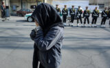 شال گردن را دور دهانش پیچیدم تا فقط فریاد نکشد