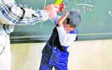 فرو کردن مداد در سر دانش آموز در مدرسه